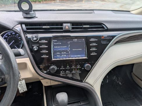 Used 2018 Toyota Camry LE FWD image 29