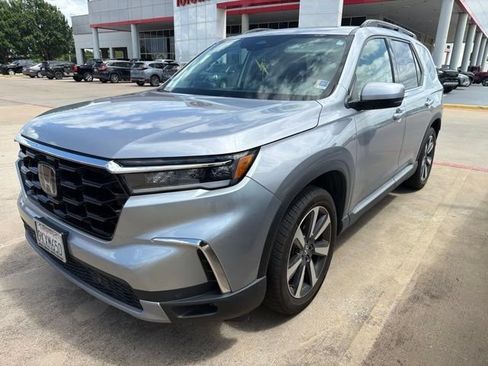 Used 2024 Honda Pilot Touring image 3