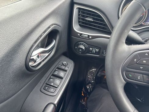 Used 2022 Jeep Cherokee Trailhawk w/ Comfort/Convenience Group AWD/4WD image 20
