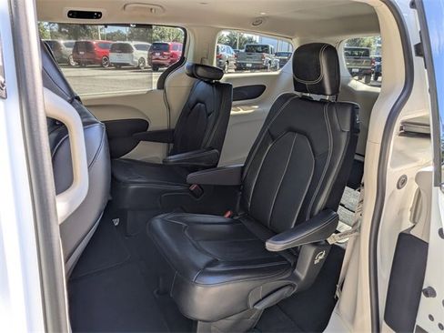 Used 2021 Chrysler Voyager Lxi image 13