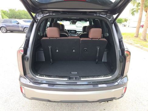 Used 2025 Kia Telluride SX w/ SX Captain's Chair Package FWD image 9