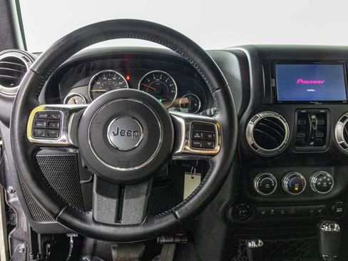Used 2017 Jeep Wrangler Unlimited Sahara w/ Connectivity Group AWD/4WD image 29