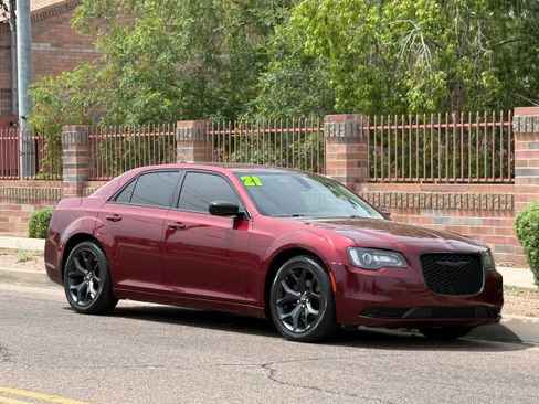 Used 2021 Chrysler 300 Touring w/ Sport Appearance Package RWD image 8