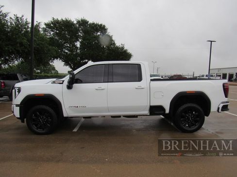 Used 2025 GMC Sierra 2500 AT4 AWD/4WD image 2