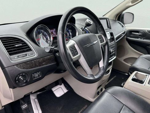 Used 2014 Chrysler Town & Country Touring image 13