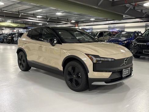 Certified 2026 Volvo EX30 Cross Country Ultra AWD/4WD image 1