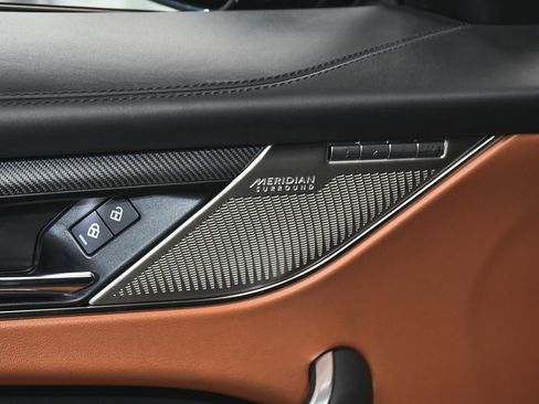 Used 2021 Jaguar F-PACE SVR image 11