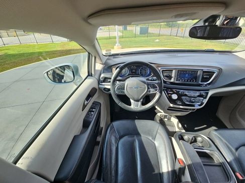 Used 2019 Chrysler Pacifica Touring-L FWD image 26