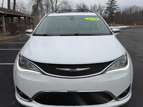 Used 2020 Chrysler Pacifica Limited image 2