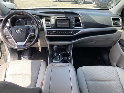 Used 2018 Toyota Highlander LE FWD image 23