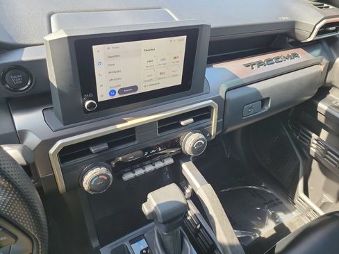 Used 2025 Toyota Tacoma SR5 AWD/4WD image 14