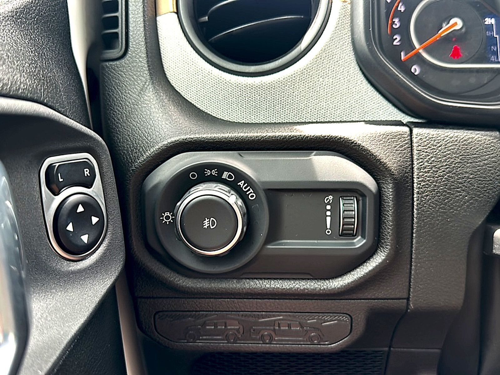 Used 2024 Jeep Wrangler Unlimited Sport AWD/4WD image 35