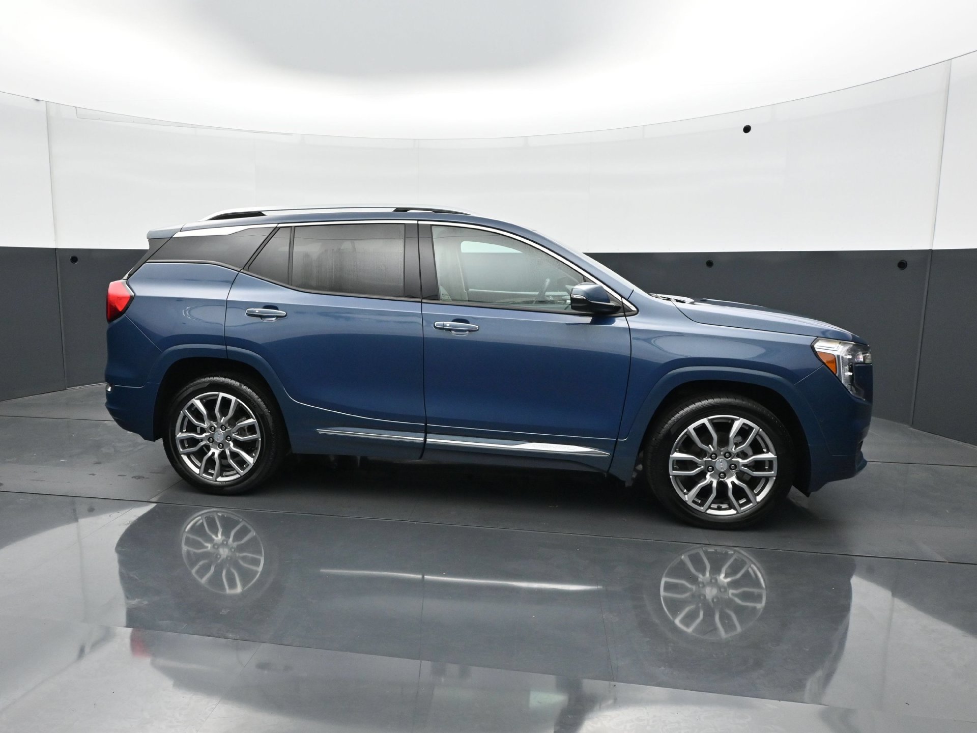 Used 2024 GMC Terrain Denali w/ Denali Premium Package AWD/4WD image 8