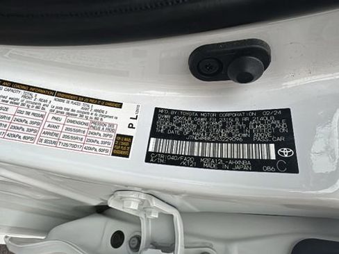 Used 2024 Toyota Corolla SE w/ SE Package image 40