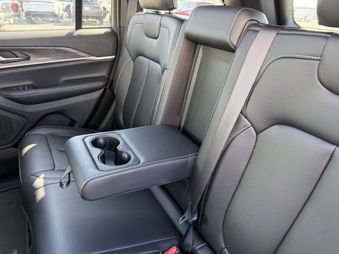 Used 2024 Jeep Grand Cherokee Limited w/ Black Appearance Package image 14