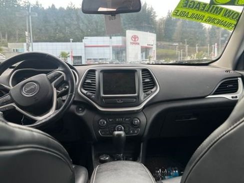 Used 2018 Jeep Cherokee Latitude Plus w/ Cold Weather Group image 10