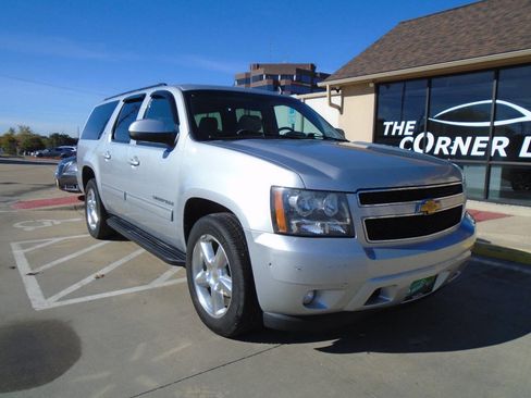 Used 2014 Chevrolet Suburban LT w/ Luxury Package image 1