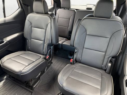Used 2023 Chevrolet Traverse Premier FWD image 9
