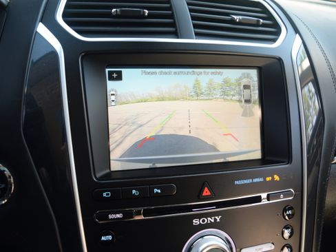 Used 2018 Ford Explorer Platinum image 10