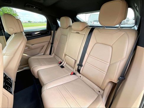 Used 2021 Porsche Cayenne Coupe image 19