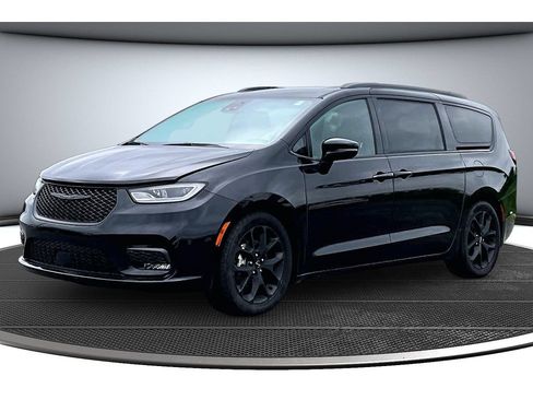 Used 2025 Chrysler Pacifica Limited FWD image 15
