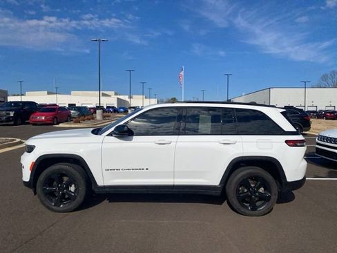 Used 2024 Jeep Grand Cherokee Limited w/ Luxury Tech Group II image 9