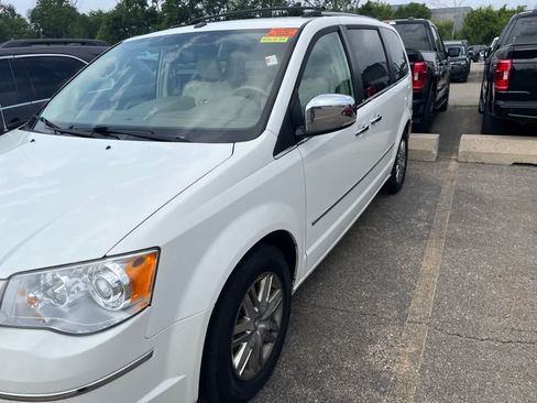 Used 2010 Chrysler Town & Country Limited w/ Entertainment Group #3 FWD image 6