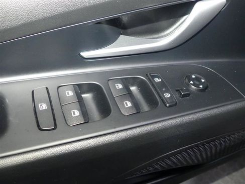 Used 2022 Hyundai Elantra Limited FWD image 21