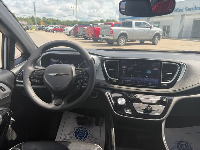 Used 2025 Chrysler Pacifica Limited FWD image 13