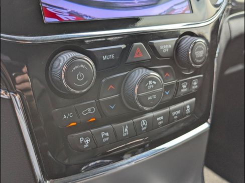 Used 2020 Jeep Grand Cherokee Overland AWD/4WD image 18
