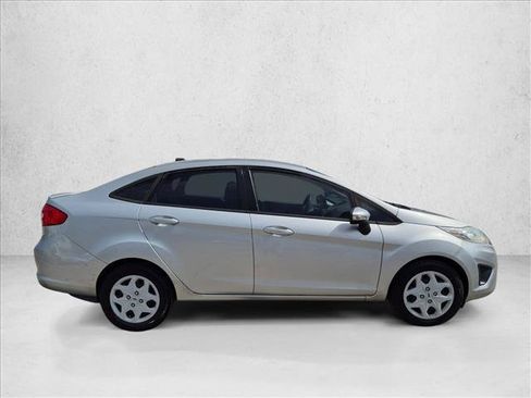 Used 2013 Ford Fiesta SE w/ Super Fuel Economy Pkg FWD image 4