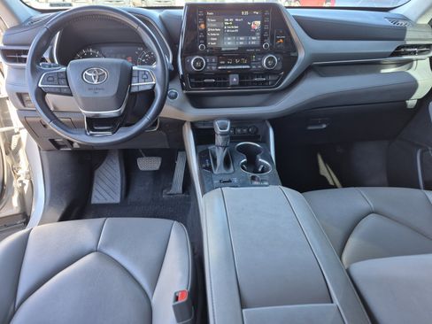 Used 2021 Toyota Highlander XLE image 18