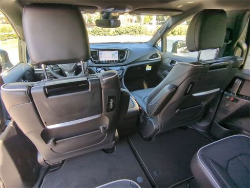 New 2026 Chrysler Pacifica Limited w/ Uconnect Theater Family Group image 18