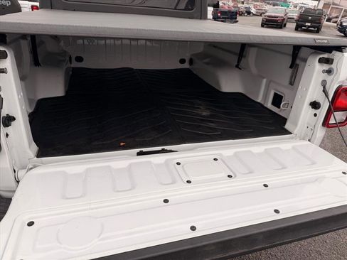 Used 2023 Jeep Gladiator Sport image 6