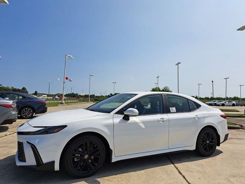 New 2026 Toyota Camry SE FWD image 9