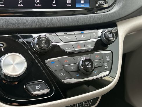 Certified 2024 Chrysler Pacifica Touring-L image 22