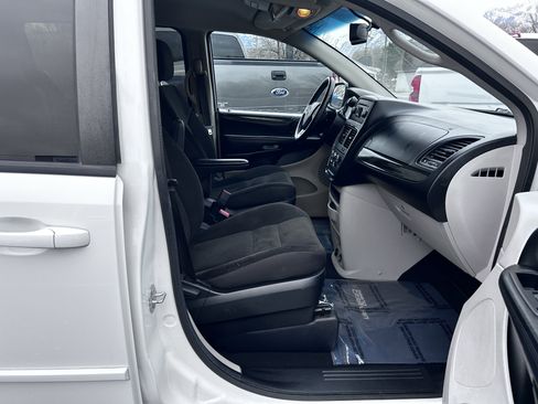 Used 2017 Dodge Grand Caravan SE w/ UConnect Hands-Free Group image 11