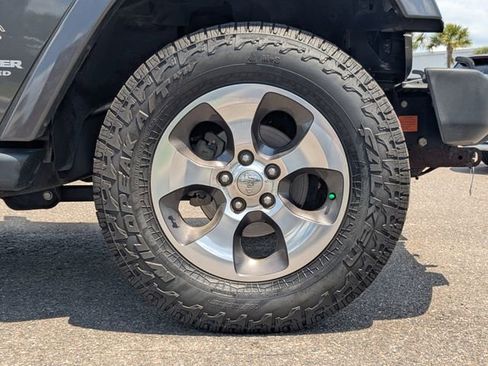 Used 2017 Jeep Wrangler Unlimited Sahara w/ Connectivity Group AWD/4WD image 10
