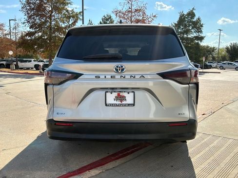 Used 2025 Toyota Sienna XLE FWD image 7
