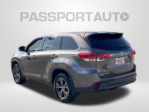 Used 2019 Toyota Highlander LE AWD/4WD image 4