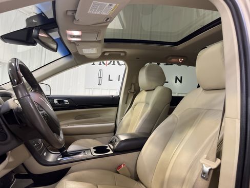 Used 2017 Lincoln MKT AWD image 8