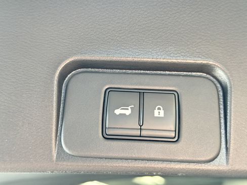 Used 2023 Nissan Rogue SV w/ SV Premium Package image 31