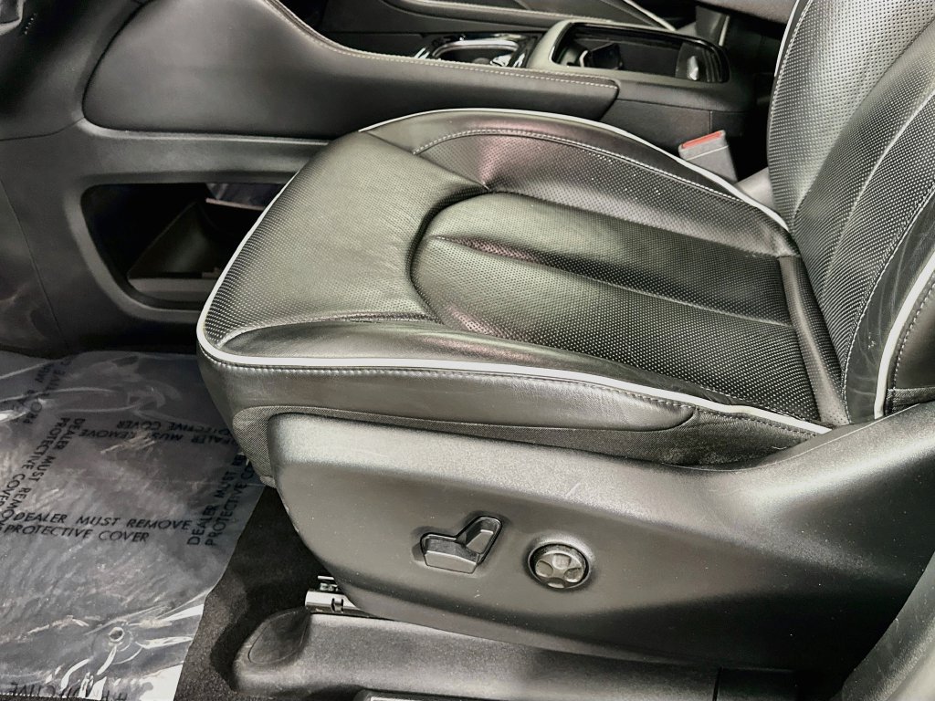 Certified 2025 Chrysler Pacifica Limited FWD image 30
