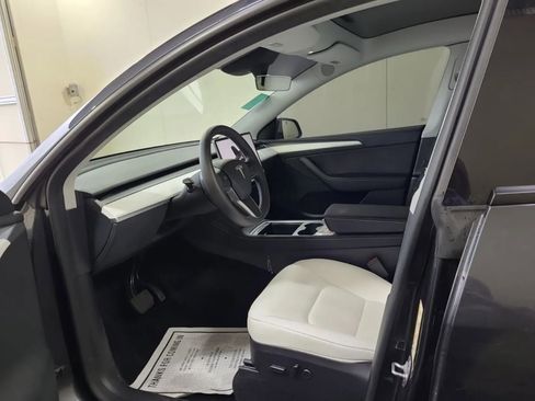 Used 2024 Tesla Model Y Long Range AWD/4WD image 2