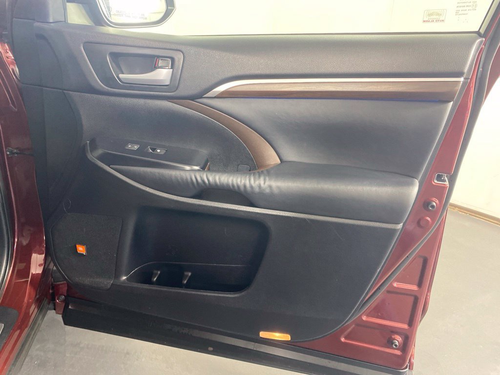 Used 2014 Toyota Highlander Limited AWD/4WD image 30