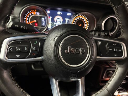 Used 2019 Jeep Wrangler Unlimited Sahara w/ Uconnect 4C Nav & Sound Group AWD/4WD image 18