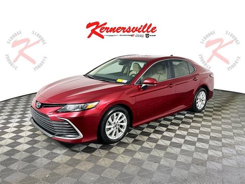 Used 2021 Toyota Camry LE image 3