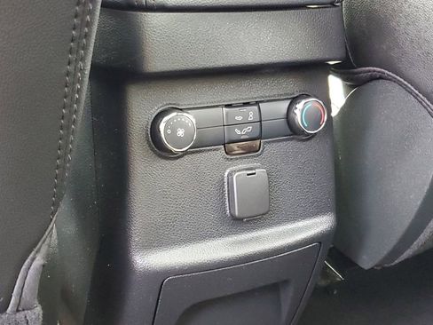 Used 2018 Ford Explorer XLT w/ Equipment Group 202A AWD/4WD image 32