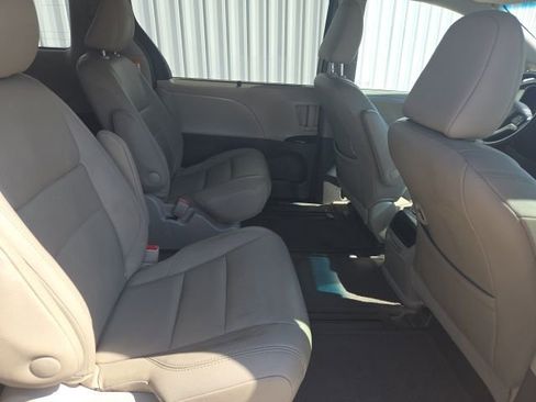 Used 2015 Toyota Sienna XLE image 9