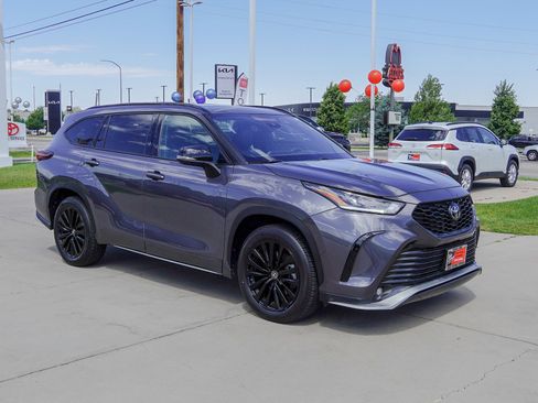 Certified 2024 Toyota Highlander XSE image 2